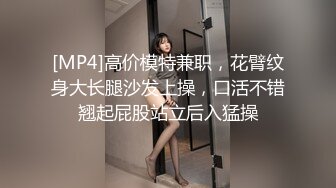 从浴室窗户偷窥年轻妹子洗澡，粉嫩的小乳房又挺又翘